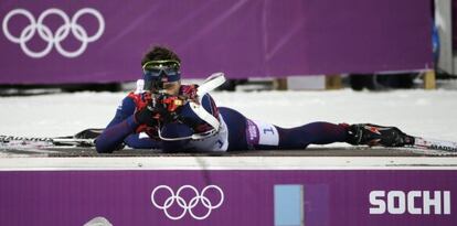 Bjoerndalen dispara durante la prueba de biatl&oacute;n de ayer.