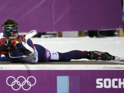 Bjoerndalen dispara durante la prueba de biatl&oacute;n de ayer.