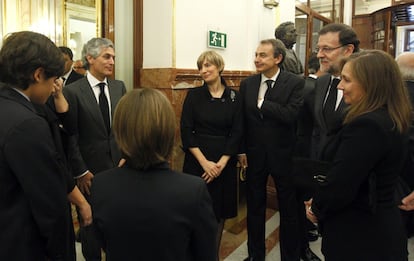 Adolfo Suárez Illana (i), el hijo mayor de Adolfo Suárez, conversa con el presidente del Gobierno, Mariano Rajoy (2d), la esposa de éste Elvira Fernández (d), el expresidente José Luis Rodríguez Zapatero (3d), y la esposa de éste Sonsoles Espinosa (4d), en el pasillo del Congreso de los Diputados, donde ha sido instalada la capilla ardiente del expresidente del Gobierno Adolfo Suárez. 