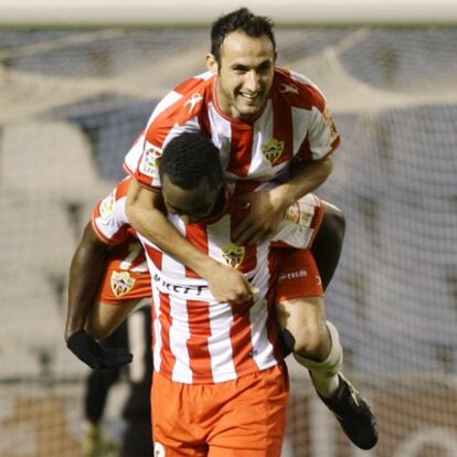 Ortiz y Goitom celebran el último gol del equipo andaluz