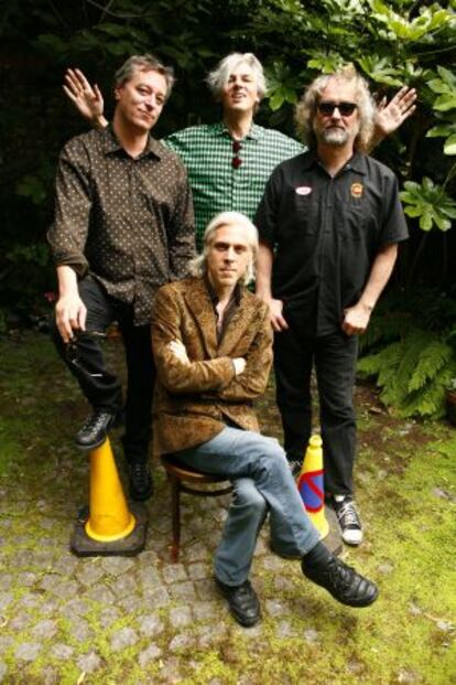 De izquierda a derecha: Peter Buck, Robyn Hitchcock y Scott McCaughey. Sentado, Bill Rieflin.