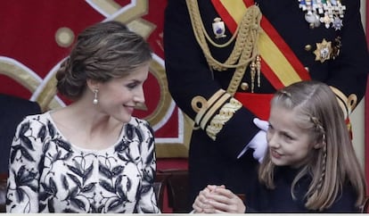 La reina Letizia da la mano a su hija la princesa de Asturias.