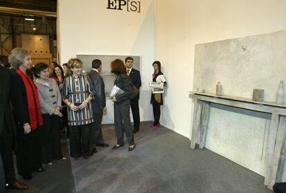 La reina Sofía, Carmen Laffón y la ministra de Educación y Cultura, Pilar del Castillo, en el pabellón de EL PAÍS, en ARCO con la escultura 'Mesa improvisada, de Laffón, en 2004.