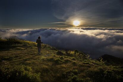 Nuvens de um mirante próximo ao município de Isora a 700 metros de altitude acima do nível do mar. "Uma parte da energia produzida pelo parque eólico vai diretamente para os clientes e outra para as bombas que elevam a água de um reservatório inferior quase ao nível do mar para uma altura superior a 700 metros", explica Juan Pedro Sánchez, responsável pelo centro.