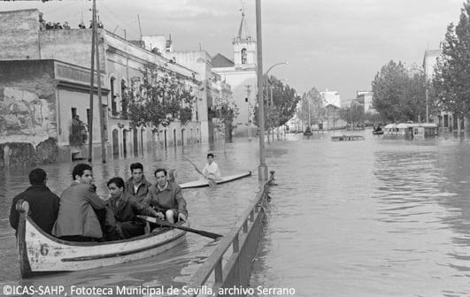 Vecinos de Sevilla, reman en la calle Luis Montoto para ayudar y rescatar a afectados por la inundación de1961.