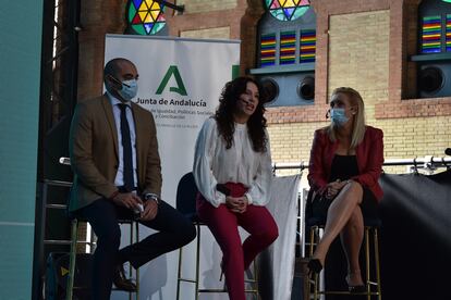 La consejera de Igualdad, Rocío Ruiz, en el centro, durante la presentación de la nueva agenda política centrada en la implicación de los hombres en la lucha por el feminismo.