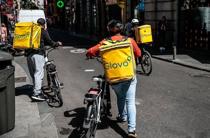 Un repartidor de Glovo en la Gran Vía de Madrid, en noviembre de 2023.