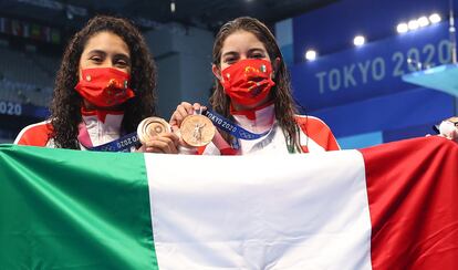 Las clavadistas Gabriela Agundez y Alejandra Orozco Loza posan con su medalla de bronce.