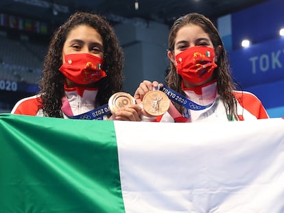 Las clavadistas Gabriela Agundez y Alejandra Orozco Loza posan con su medalla de bronce.