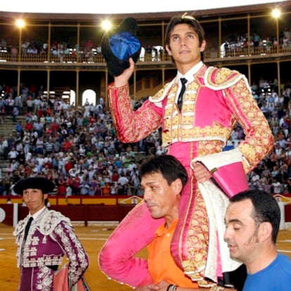 El diestro Sebastián Castella sale a hombros de la plaza de toros de Alicante.