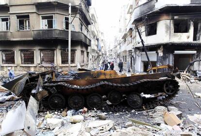 Un carro de combate del Ejército sirio, totalmente destruido en una de las calles de Homs, ciudad epicentro de las protestas contra el régimen de Asad desde hace 10 meses.