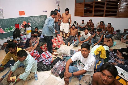 Mientras miles de turistas extranjeros esperan a que pase el ciclón, decenas de miles de mexicanos del estado de Quintana Roo han sido trasladados a lugares seguros, como este refugio, donde duermen directamente sobre el suelo.