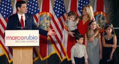 Marco Rubio pronuncia un discurso acompañado por su esposa, Jeanette, y sus hijos en Coral Gables, Florida, en noviembre de 2010.