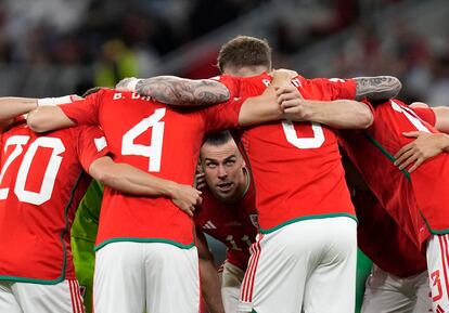 Gareth Bale jalea a sus compañeros de selección minutos antes de arrancar el partido de su selección contra Inglaterra. 