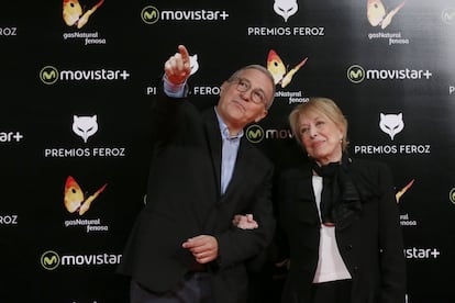 El periodista Xavier Sardà i l'actriu Rosa Maria Sardà posen a la seva arribada a la gala de lliurament de la tercera edició dels Premis Feroz, que atorga l'Associació d'Informadors Cinematogràfics (AICE), al Gran Teatro Príncepe Pío de Madrid, el 2016.