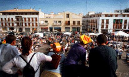 Vista de la concentración organizada por el Bloc desde las escalinatas del monasterio de El Puig.