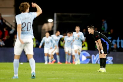 Robert Lewandowski, del FC Barcelona, se muestra abatido mientras Hugo Álvarez, del Celta de Vigo, celebra con sus compañeros la consecución del segundo gol.
