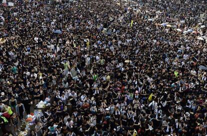 Miles de personas siguen concentradas en el centro de la ciudad de Hong Kong. Las autoridades locales han renovado los llamamientos a que los manifestantes vuelvan a sus casas y abandonen los distritos administrativo y financiero del territorio, como Admiralty, Central o Causeway Bay, exigiendo que el desalojo se lleve a cabo "lo antes posible".