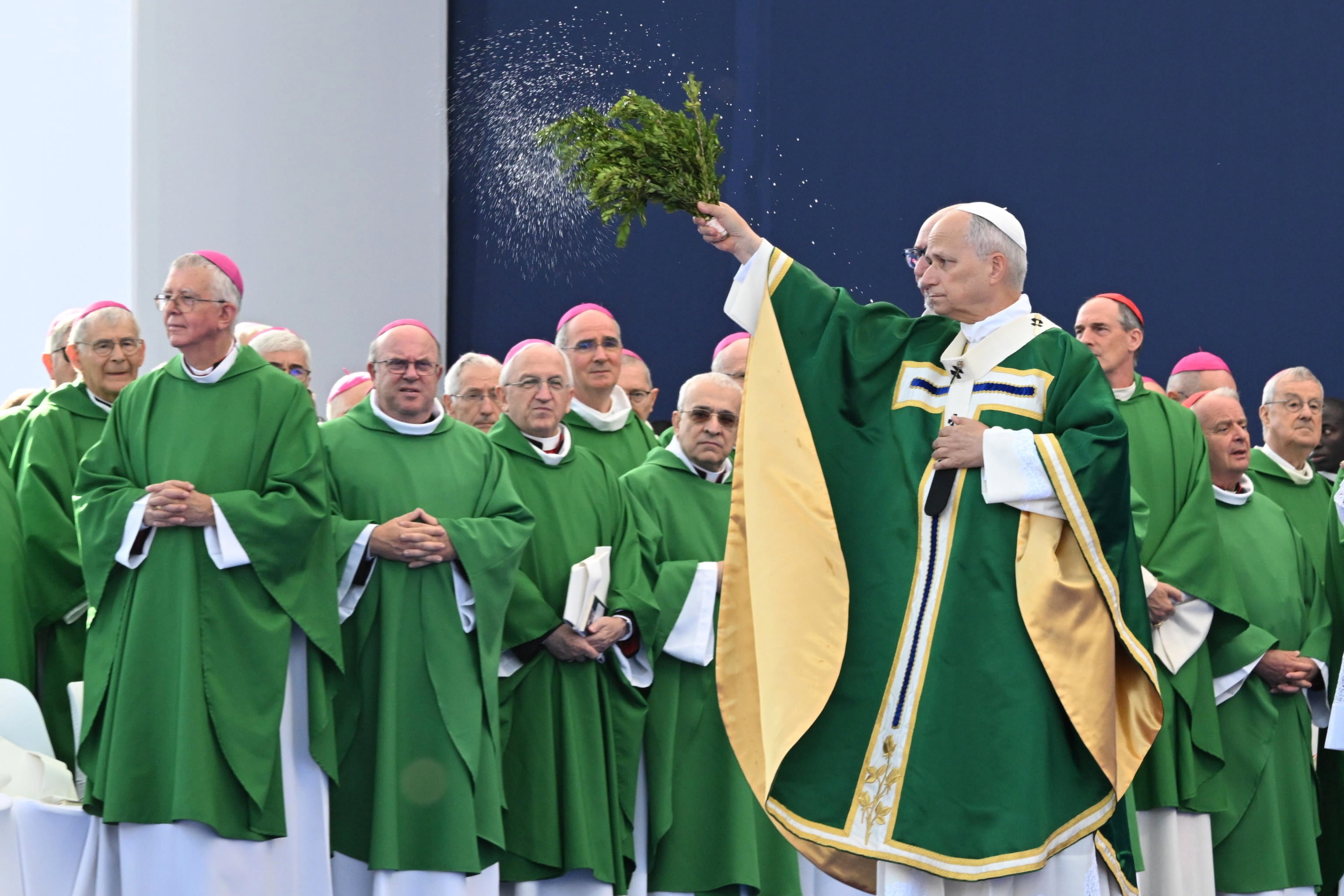 The Pope evades self-criticism and congratulates the French Church for its management of cases of pederastia