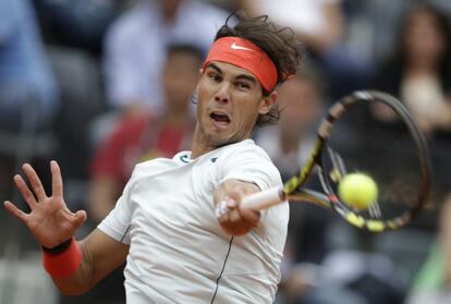 Nadal golpea la pelota ante Gulbis.