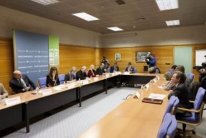 Un momento de la reunión de la comisión gubernamental con representantes de las asociaciones de bebés robados.