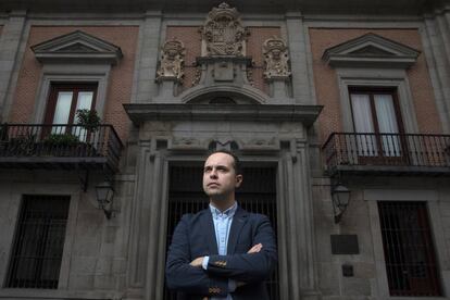 José Manuel Calvo, concejal de Más Madrid, ante la fachada de un edificio municipal de la capital.