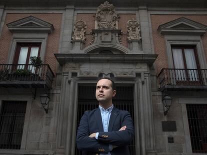 José Manuel Calvo, concejal de Más Madrid, ante la fachada de un edificio municipal de la capital.