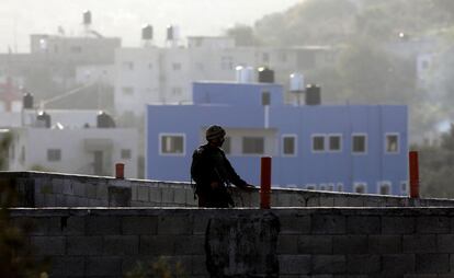 Un soldado israelí toma posiciones durante la operación de demolición de parte de la casa familiar del palestino que mató en octubre a dos israelíes en el asentamiento judío de Barkán, cerca de la ciudad cisjordana de Tulkarem (Palestina).