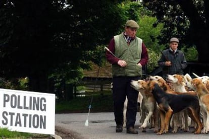 Dos ciudadanos acuden con sus perros de caza a votar en la localidad inglesa de Brent Pelham.
