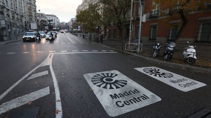 Señales de Madrid Central en uno de los accesos al área.