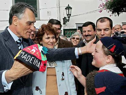 Aníbal Cavaco Silva (izquierda) recibe un sombrero típico de Madeira durante la visita que realizó ayer a la isla.