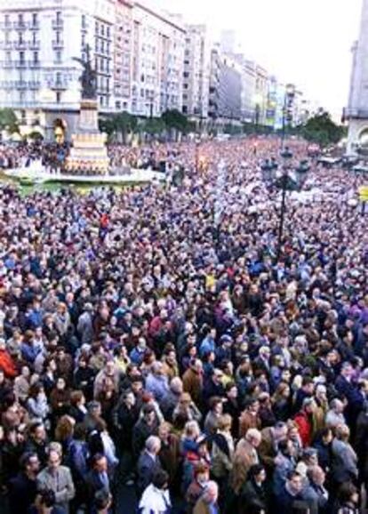 Aspecto de la manifestación que ha convocado en Zaragoza a decenas de miles de personas contra el terrorismo.