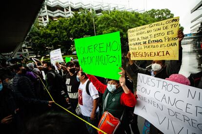 Los familiares reclaman la falta de medicamentos para sus hijos al Gobierno Federal. Este miércoles han bloqueado el acceso al aeropuerto de la Ciudad de México.