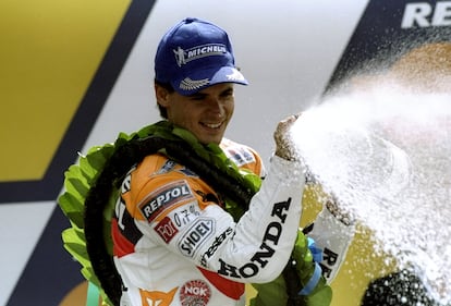 Alex Crivillé celebra su victoria durante el GP Inglaterra en 1999.