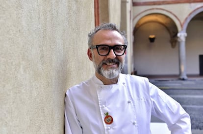 Massimo Bottura es el 'chef' del restaurante Osteria Francescana, que tiene tres estrellas Michelín. Pero no solo tiene el mejor restaurante del mundo según The World’s 50 Best, sino que ha revolucionado la cocina italiana, la ha elevado a arte contemporáneo y además combate activamente el desperdicio de alimentos.