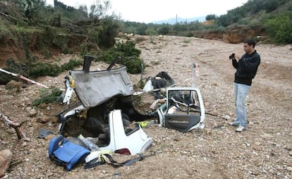 Vehículo siniestrado en el barranco de Galatxo en Tortosa (Tarragona), cuyo conductor falleció el sábado por la noche.
