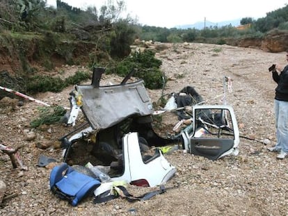 Veh&iacute;culo siniestrado en el barranco de Galatxo en Tortosa (Tarragona), cuyo conductor falleci&oacute; el s&aacute;bado por la noche. 