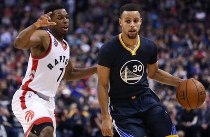 Lowry intenta frenar a Curry.