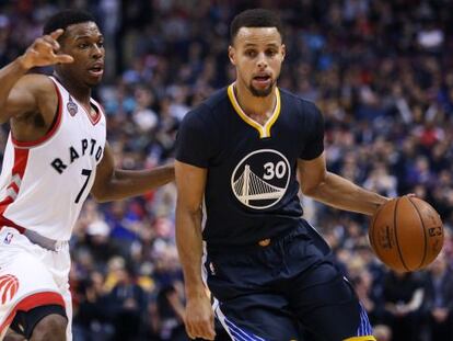 Lowry intenta frenar a Curry.