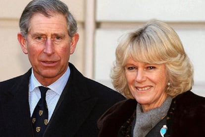 La feliz pareja posa hoy en los jardines de Clarence House tras recibir a una expedición británica en el Ártico.