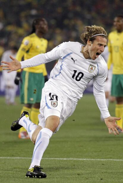 Forlán celebra el primer gol del partido.