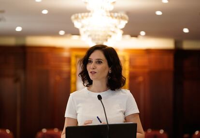 La presidenta de la Comunidad de Madrid, Isabel Díaz Ayuso, durante la visita a Villaviciosa de Odón, el 23 de julio.