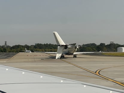 El avión de la aerolínea Delta dañado tras la colisión con otro avión en la pista de rodaje.