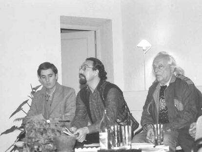 Luis García Montero, Javier Egea y Rafael Alberti, en un acto celebrado en Granada en 1982.