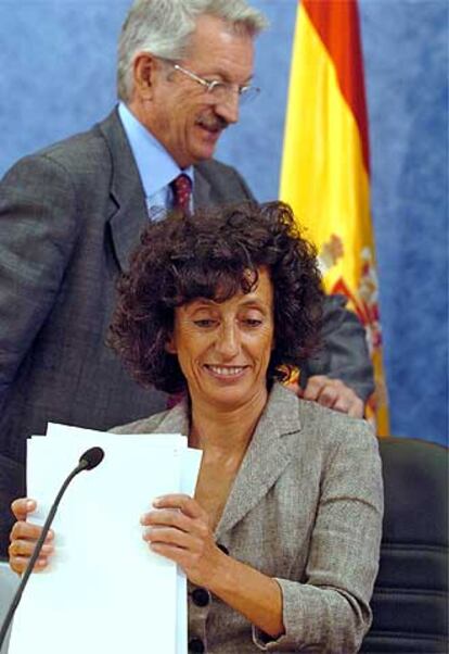 La ministra, Mercedes Cabrera, y el secretario general de Educación, Alejandro Tiana Ferrer, en la rueda de prensa.
