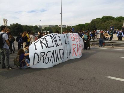 Estudiantes de la UAB exhiben una pancarta en el corte de la AP-7