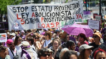 Miembros de colectivos feministas reclaman la abolición de la prostitución en una manifestación, el pasado 28 de mayo en Madrid.