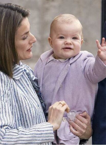 La infanta Sofía, con su madre.