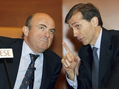El ministro de Economía, Luis de Guindos, y el director del IESE, Jordi Canals (a la derecha), hoy en Barcelona.