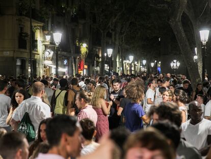 Botellón y concentraciones en el paseo del Born de Barcelona.